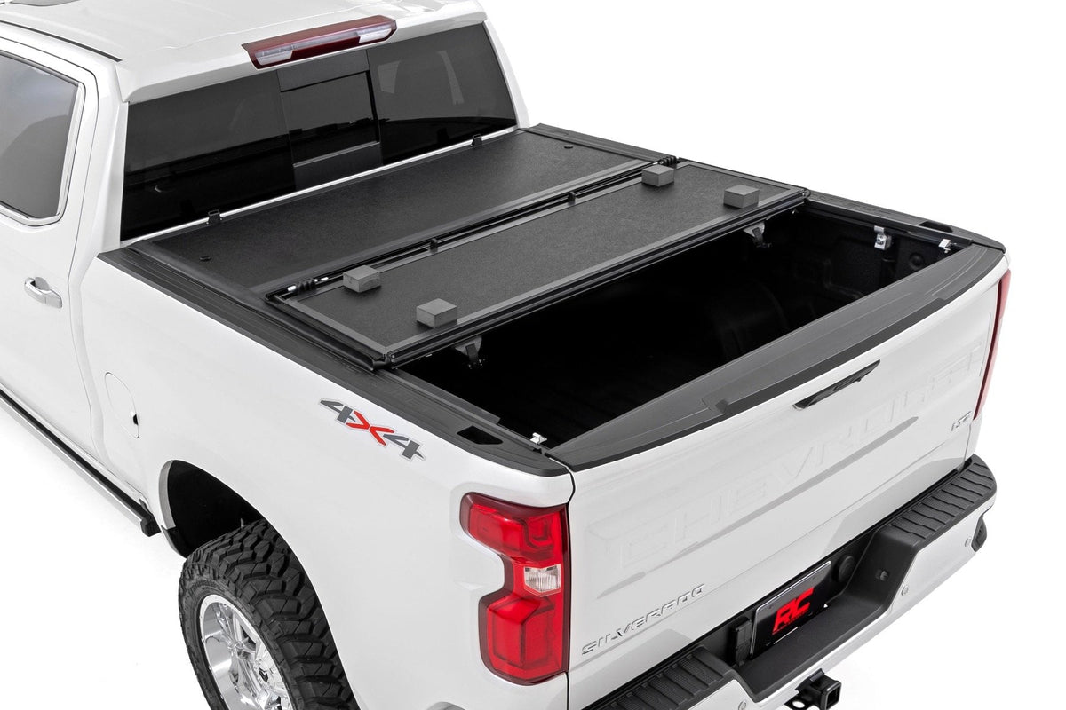 Hard Low Profile Bed Cover 6 Foot 7 Inch Bed Chevy/GMC Sierra 1500 (19-26)/Silverado 1500 (19-26) Rough Country