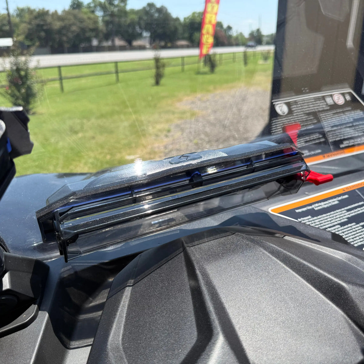 Seizmik 50-55330KIT windshield, Can-Am Maverick Trail - toolless clamp detail