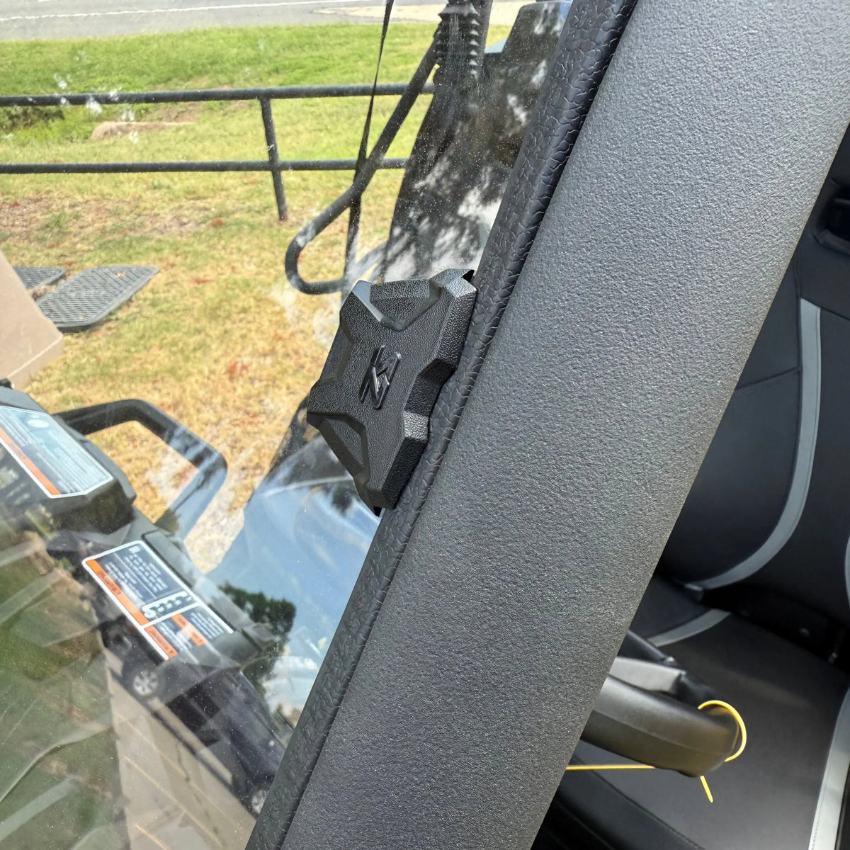 Seizmik 50-55330KIT windshield, Can-Am Maverick Trail - application view