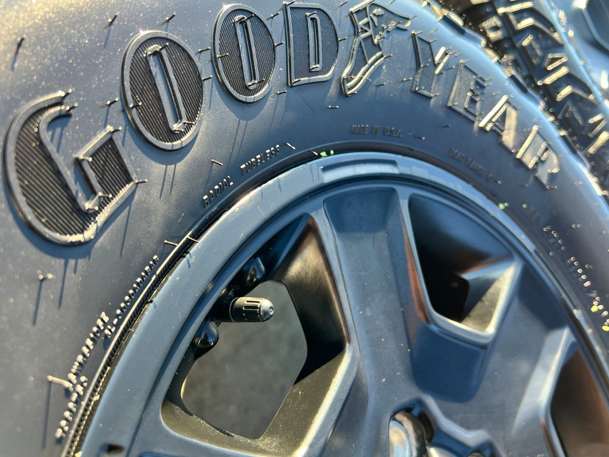 17" Jeep Wrangler Rubicon OEM 9260 wheels rims Gladiator GOODYEAR A/T 33" NEW Texas Truck Tire