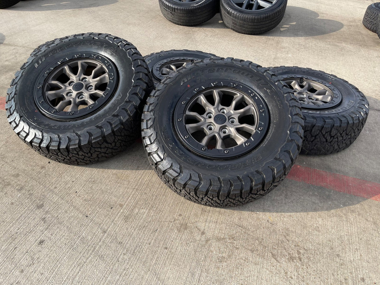 (5) 17" Jeep Wrangler 392 Gladiator OEM 9304 95240 BEADLOCK wheels rims Texas Truck Tire