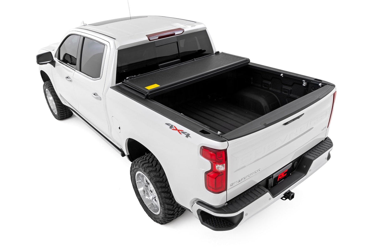 Hard Low Profile Bed Cover 6 Foot 7 Inch Bed Chevy/GMC Sierra 1500 (19-26)/Silverado 1500 (19-26) Rough Country