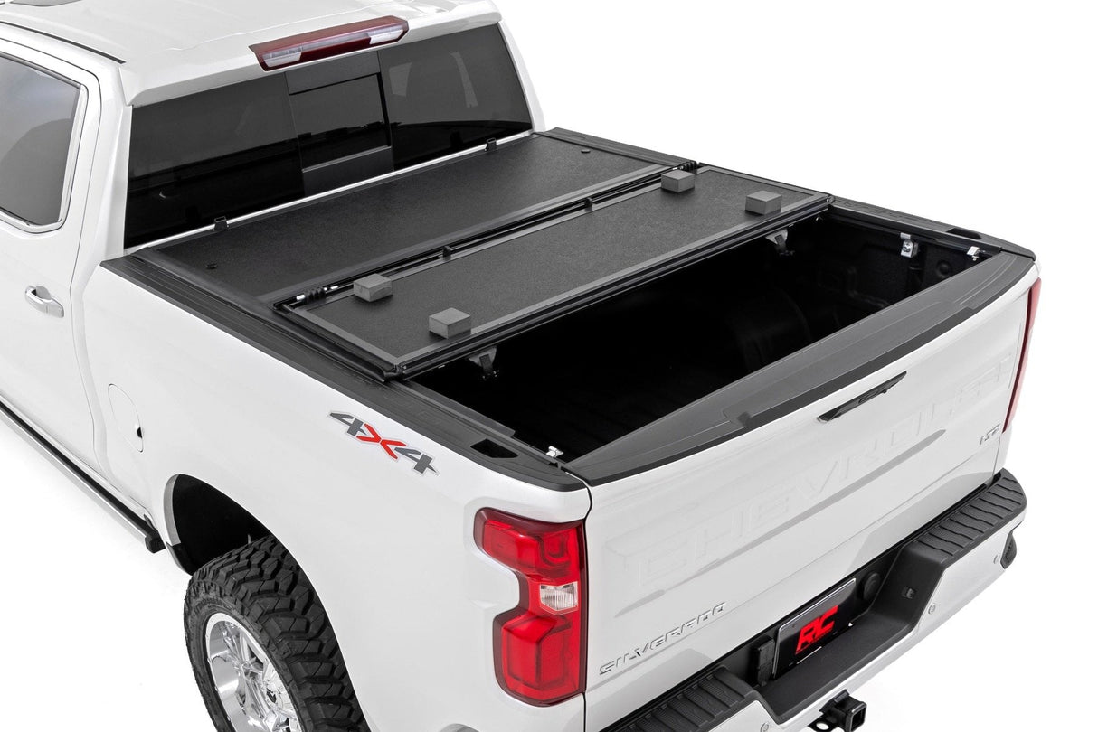 Hard Low Profile Bed Cover 6 Foot 7 Inch Bed Chevy/GMC Sierra 1500 (19-26)/Silverado 1500 (19-26) Rough Country