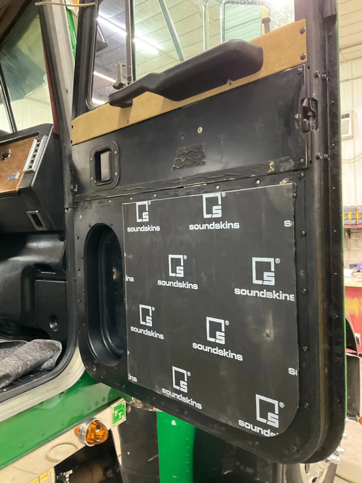 SoundSkins Pro Peterbilt 389 Floor & Sound System Kit – 2006+ SoundSkins Global