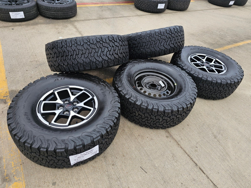 17" Jeep Wrangler Rubicon OEM 95730 9327 wheels rims Gladiator BFG KO2 A/T 35" Texas Truck Tire