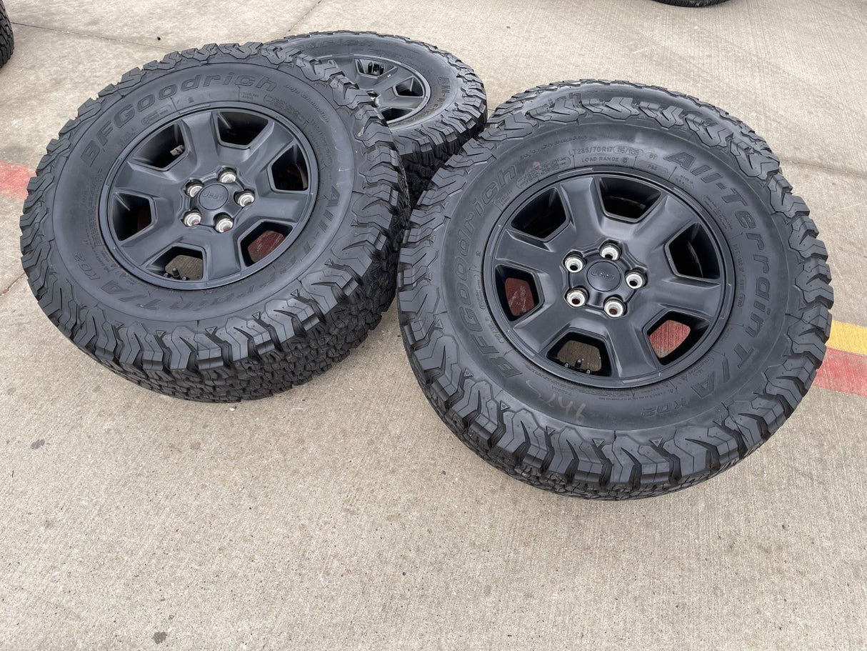 17" Jeep Wrangler Rubicon OEM 9260 wheels rims Gladiator tires BFG KO2 A/T 33" Texas Truck Tire