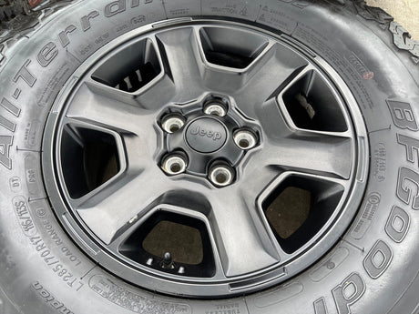 17" Jeep Wrangler Rubicon OEM 9260 wheels rims Gladiator tires BFG KO2 A/T 33" Texas Truck Tire