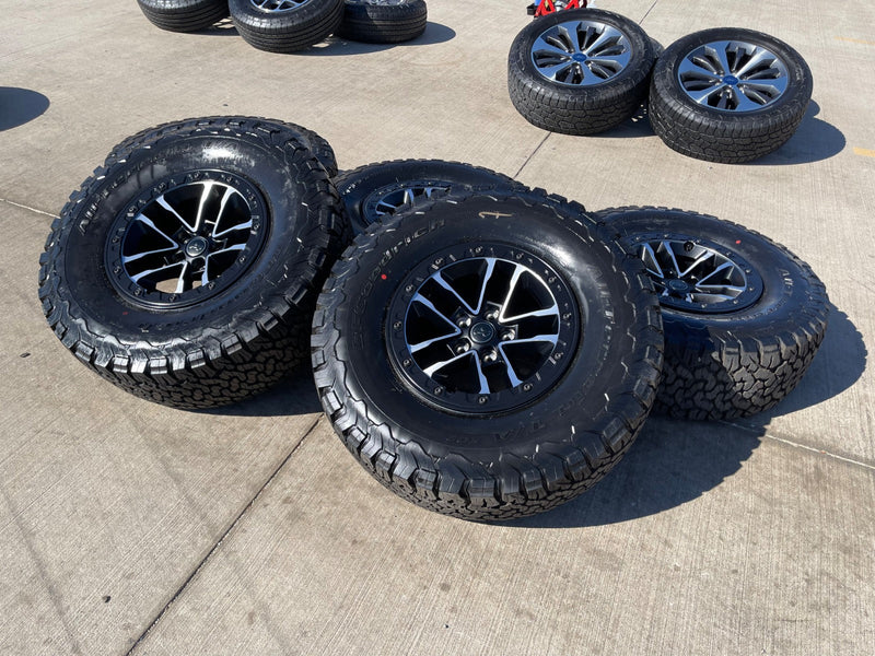 17" Jeep Wrangler 392 Gladiator Rubicon OEM 9329 BEADLOCK wheels rims NEW 35" Texas Truck Tire