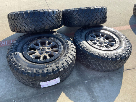 17" Jeep Wrangler 392 Gladiator Rubicon OEM 9304 95240 BEADLOCK wheels rims Texas Truck Tire