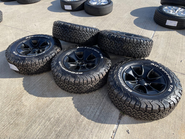 (4) 17" Jeep Wrangler Rubicon OEM 96226 wheels rims Gladiator BFG KO2 NEW 2026 Texas Truck Tire