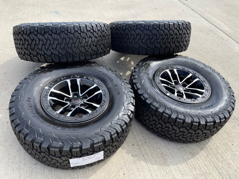 17" Jeep Wrangler 392 Gladiator Rubicon OEM 9329 BEADLOCK wheels rims NEW 35" Texas Truck Tire