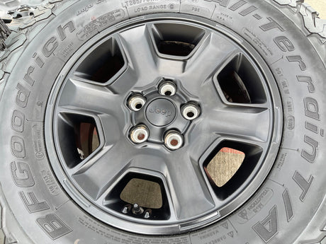 17" Jeep Wrangler Rubicon OEM 9260 wheels rims Gladiator tires BFG KO2 A/T 33" Texas Truck Tire
