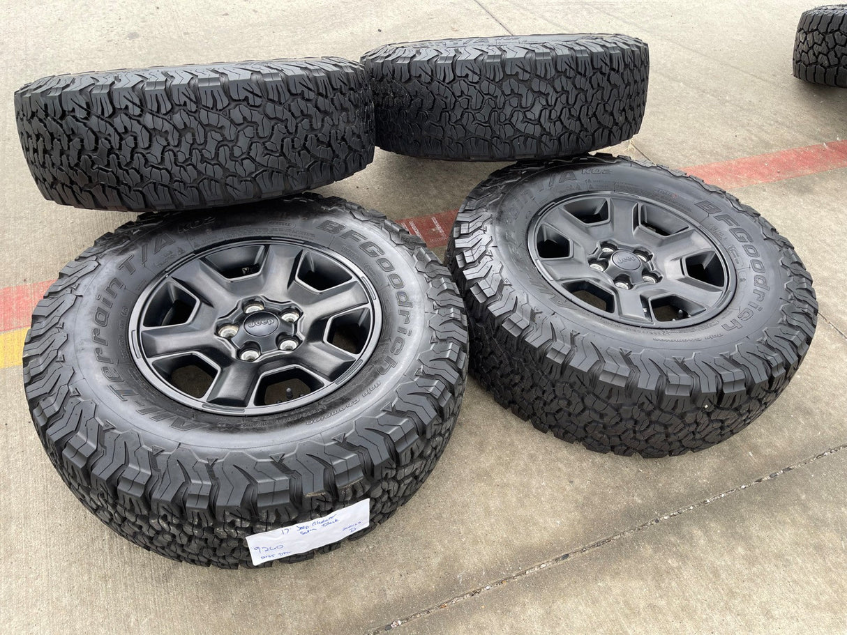 17" Jeep Wrangler Rubicon OEM 9260 wheels rims Gladiator tires BFG KO2 A/T 33" Texas Truck Tire
