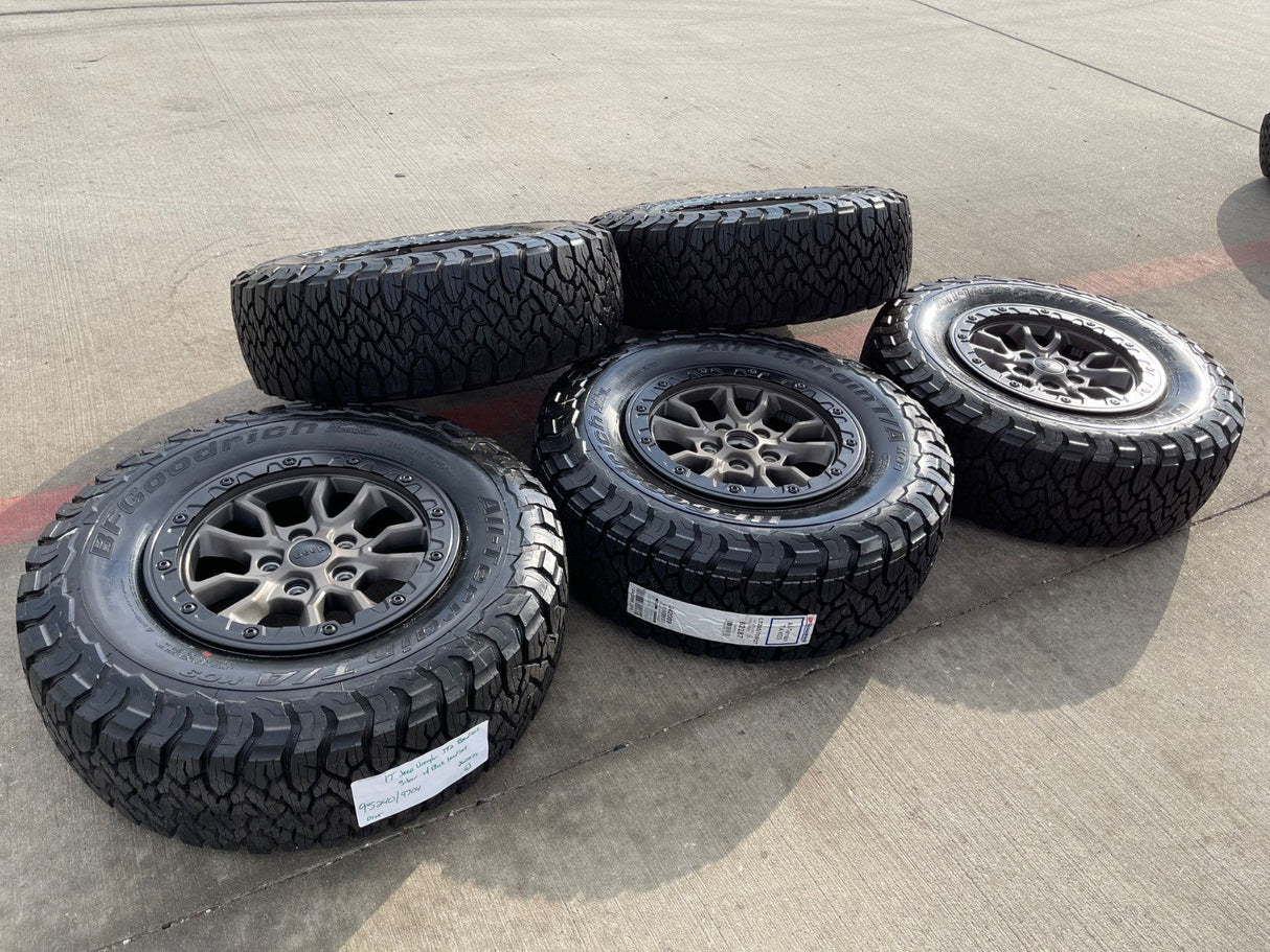 (5) 17" Jeep Wrangler 392 Gladiator OEM 9304 95240 BEADLOCK wheels rims NEW BFG Texas Truck Tire