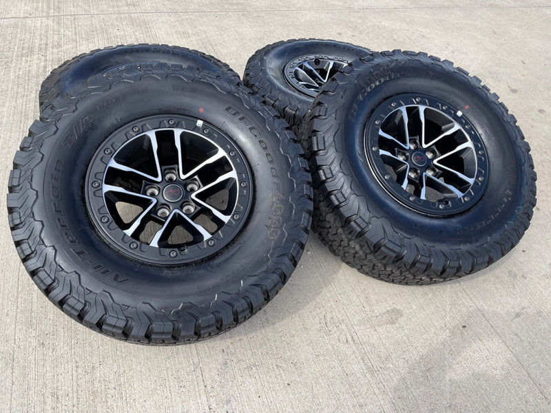17" Jeep Wrangler 392 Gladiator Rubicon OEM 9329 BEADLOCK wheels rims NEW 35" Texas Truck Tire