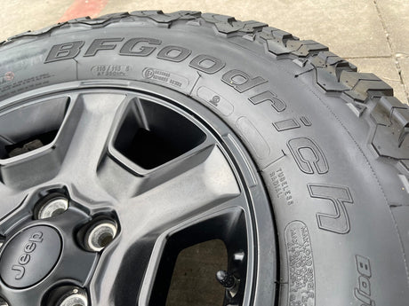 17" Jeep Wrangler Rubicon OEM 9260 wheels rims Gladiator tires BFG KO2 A/T 33" Texas Truck Tire