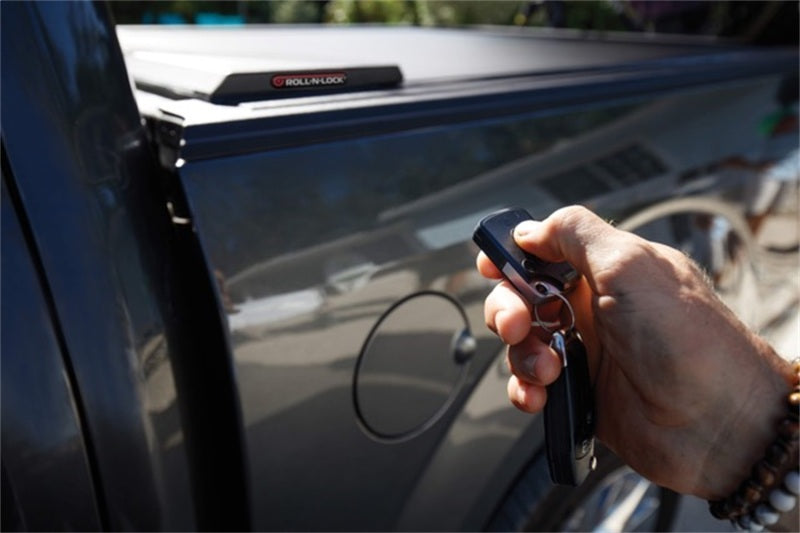 Roll-N-Lock 16-17 Toyota Tacoma Double Cab 60-1/2in E-Series Retractable Tonneau Cover